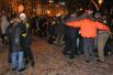 Участники акций протеста танцуют на Крещатике.