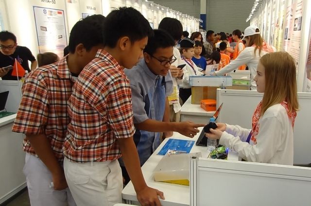Пятиклассница представила аппарат для предреабилитации больных инсультом в Индонезии.