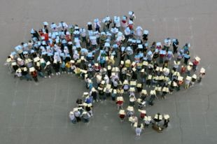 Смертность в Украине почти в два раза превышает рождаемость