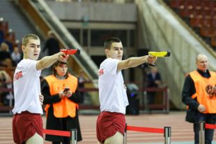 Спецназовцы совершенствуют комбинированные навыки на спортивных полях.