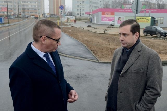 Алексей Островский (справа) и Андрей Борисов осматривают новую дорогу в Новосельцах.