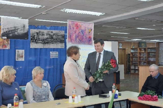 Игорь Ляхов поздравляет Валентину Комарову на празднике в честь выхода книги.
