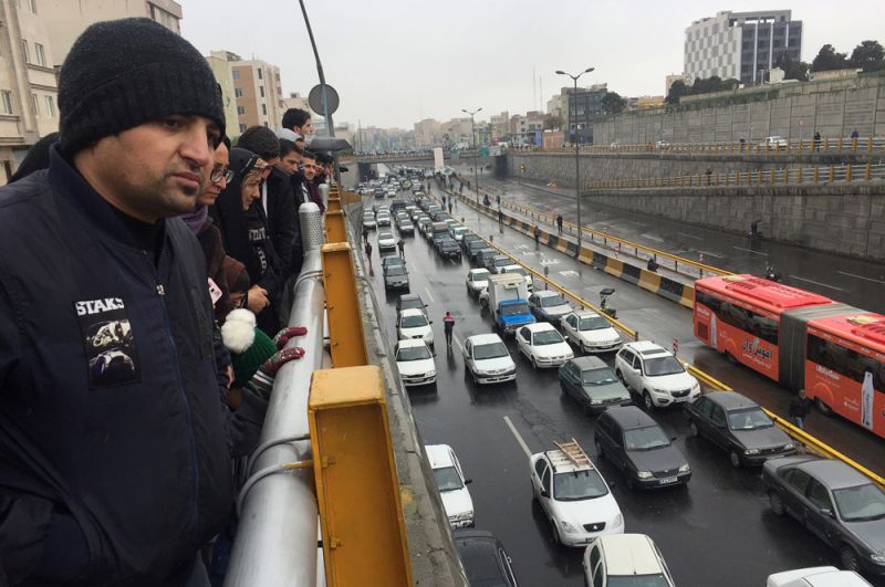 Автомобилисты заблокировали шоссе в Тегеране в знак недовольства повышением цен на бензин.