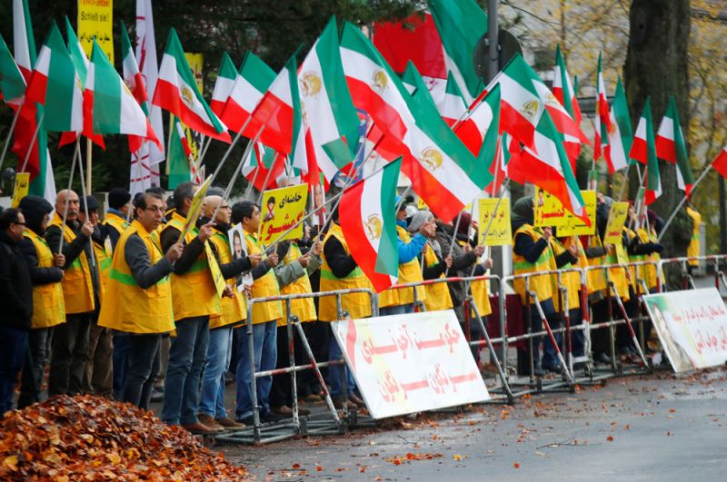 Протесты в Берлине в поддержку демонстраций в Иране против роста цен на бензин.