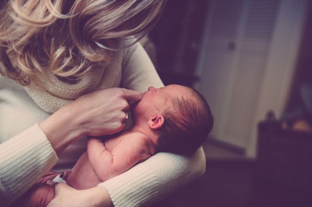 По словам психолога, к материнству начинают готовиться еще в детстве