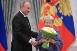Президент РФ Владимир Путин награждает композитора Александру Пахмутову орденом Святого апостола Андрея Первозванного, 21 ноября 2019 года.