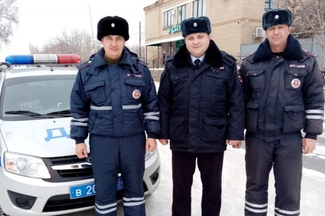 В Адамовском районе полицейские спасли замерзающую на дороге семью.