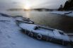 Лодки на берегу реки Енисея в таежной местности к югу от Красноярска.