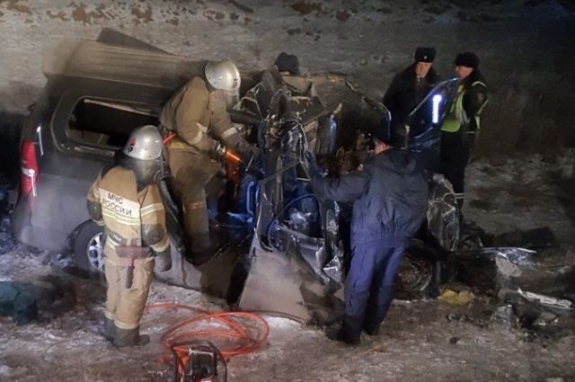 В Оренбургском р-не в ДТП с минивэном и фурой погибли 6 человек.