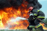 На Донбассе произошел пожар из-за обстрелов: сгорели шесть домов