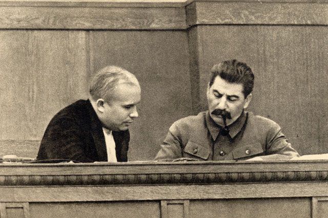 Сталин и Никита Хрущёв в президиуме сессии ЦИК СССР (январь 1936 года).
