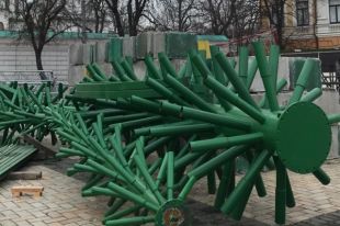 Новый год-2020: на Софийской площади в столице начали устанавливать елку