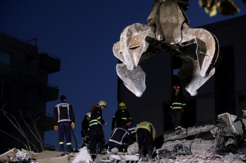 Работа спасателей на месте обрушившегося здания в Дурресе.
