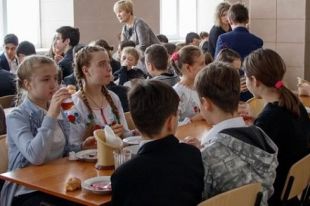 Кабмин впервые выделил средства на оборудование пищеблоков в школах
