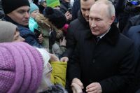 Президент РФ Владимир Путин во время общения с местными жителями после церемонии открытия памятника писателю и общественному деятелю Даниилу Гранину.