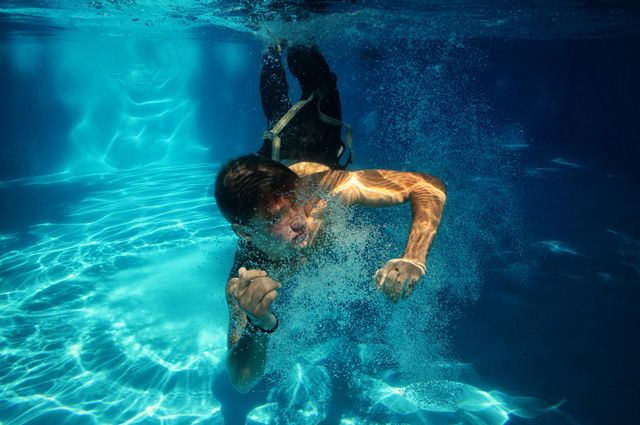 Температура после бассейна. Что можно подцепить в бассейне фото. Девушка в бассейне для журнала. Мальчики ныряльщики Самара. Что можно подхватить в бассейне.