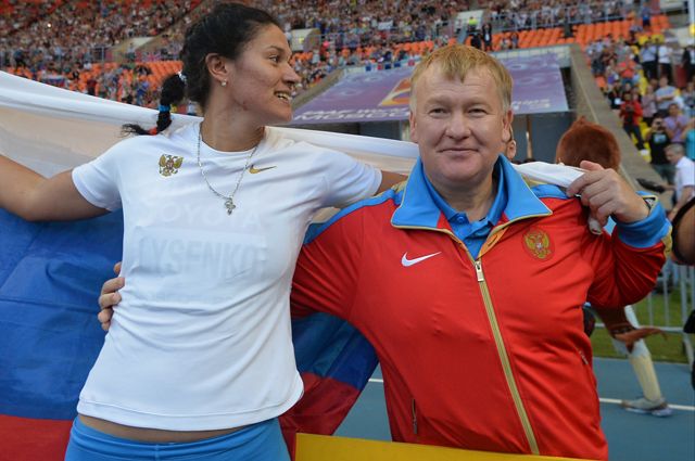 Тренер Николай Белобородов с женой Татьяной Лысенко, метательницей молота.