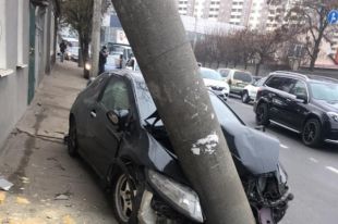 ДТП в Одессе: в результате аварии столб рухнул на жилой дом