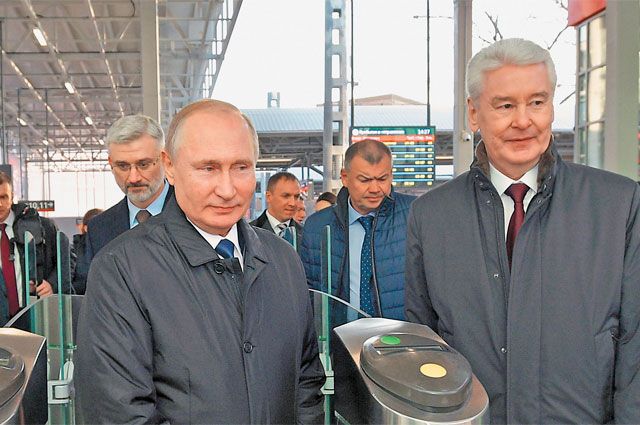 Вместе с Сергеем Собяниным Владимир Путин совершил первую поездку на «Иволге» до станции «Фили» и обратно.