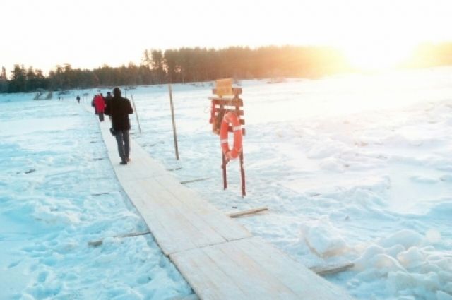 Протяженность пешей переправы составляет более 100 м, толщина льда - 20-25 см.