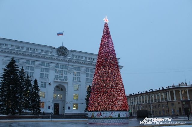 Помимо новой ёлки, на главной площади Кузбасса появятся два катка.