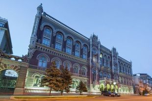 Стало известно количество платежных карт на каждого взрослого украинца