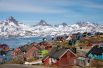 Заснеженные горы над гаванью и городом Тасиилак, Гренландия.