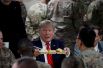Президент США Дональд Трамп в честь Дня благодарения посетил на авиабазу Баграм в Афганистане, где пообедал с военнослужащими.