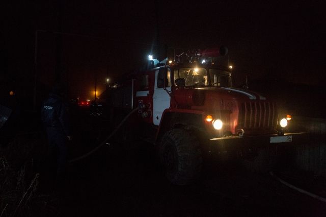 В Бузулуке ночью сгорели два автомобиля, зерносушилка, бытовой вагончик.