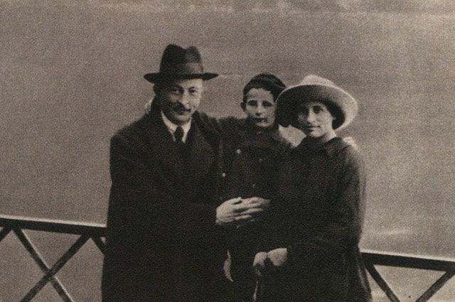 Феликс Дзержинский и Софья Мушкат с сыном Яном в Лугано, Швейцария, октябрь 1918 г.