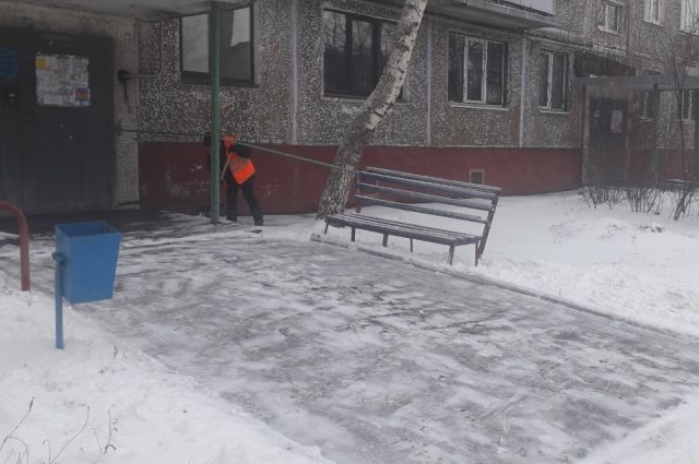 В Оренбурге снег ночью убирала техника и технический персонал.