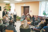 Волонтёры стараются разнообразить досуг пожилых людей: читают им вслух, вместе поют.