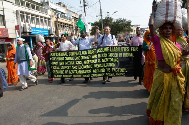 Демонстрация на улицах Бхопала против Union Carbide, 2010 год.