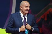 Главный тренер сборной России по футболу Станислав Черчесов перед началом жеребьевки финального турнира