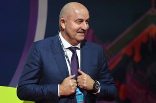 Главный тренер сборной России по футболу Станислав Черчесов перед началом жеребьевки финального турнира