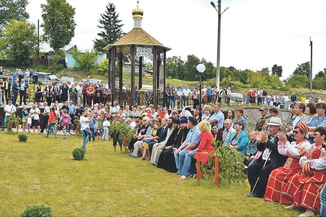 Часовня в парке «Барский источник» стала центром жизни села Береговое.
