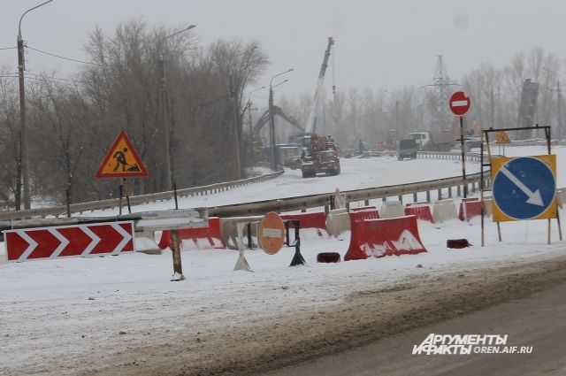 В Оренбурге рухнувший мост разбирают круглосуточно.