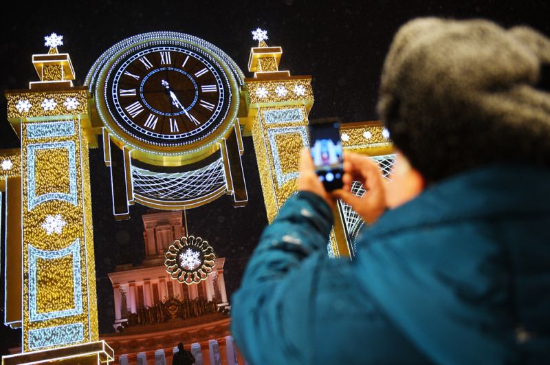 Часы «Время Рождества» у главного павильона ВДНХ. 