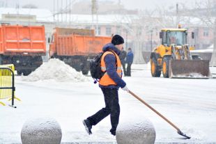 Подрядчики должны постоянно следить и убирать снег с тротуаров и улиц города.