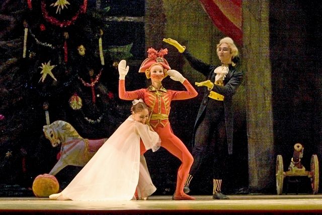 Балет "Щелкунчик" во время новогодних каникул пользуется популярностью.