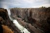 Рекордно низкий уровень воды на водопаде Виктория после продолжительной засухи, Зимбабве.