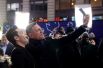 Актеры Дэниел Крэйг и Рами Малек делают селфи на Таймс-сквер в Нью-Йорке в преддверии выхода нового фильма о Джеймсе Бонде «Нет времени умирать».