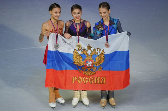 Анна Щербакова — серебряная медаль, Алена Косторная — золотая медаль, Александра Трусова — бронзовая медаль.