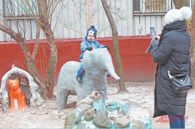Среди смешных фигурок животных у дома 13, корп. 1  на ул. Нежинской выросло уже несколько поколений жителей района.