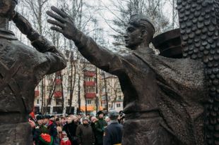 В сквере Губкина открыли мемориал погибшим тюменским военнослужащим