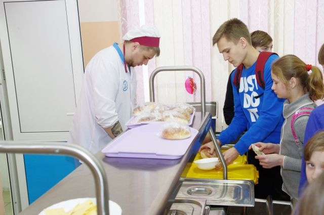 Губернатор Андрей Травников поручил профильному ведомству разобраться с «разными столами» в школах Новосибирской области.