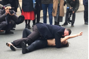 Активистки Femen провели акцию протеста в Париже