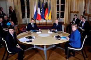 Президенты России и Украины впервые встретились лично