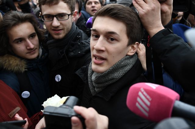 Блогер Егор Жуков, обвиняемый в публичных призывах к экстремизму, перед зданием Кунцевского суда. 