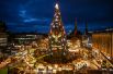 Рождественская елка в Дортмунде, Германия. По словам организаторов, это самая большая елка в мире, она состоит из 1700 отдельных красных елей из региона Зауэрланд.